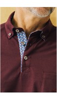 POLO GRANATES CON ESTAMPADO EN MANGAS Y CUELLO
