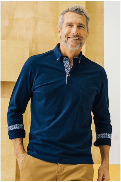 POLO MARINO CON ESTAMPADO EN MANGAS Y CUELLO