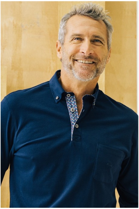 POLO MARINO CON ESTAMPADO EN MANGAS Y CUELLO 2