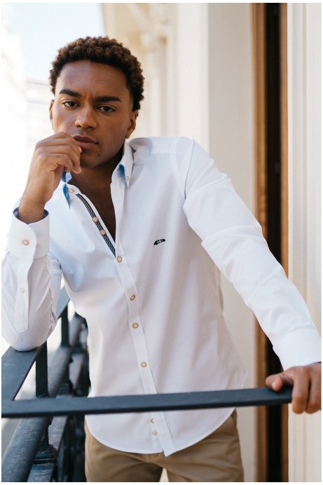 CAMISA ELÁSTICA BLANCA CON COORDINADO EN PUÑOS Y CUELLO