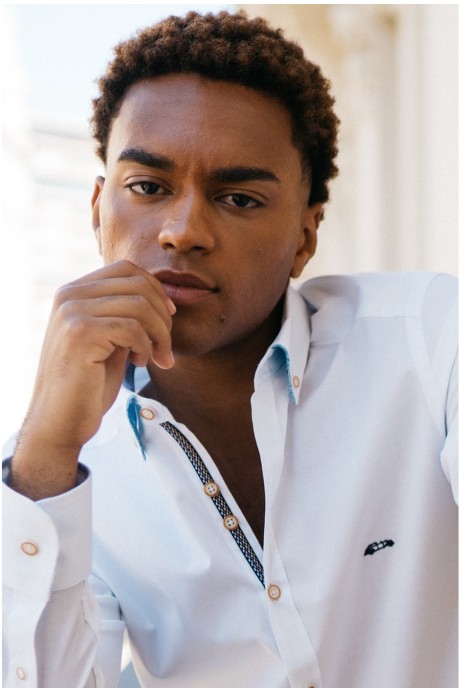 CAMISA ELÁSTICA BLANCA CON COORDINADO EN PUÑOS Y CUELLO 2