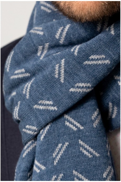 BUFANDA AZUL CON ESTAMPADO BLANCO 2