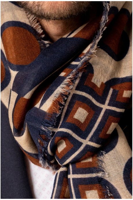 BUFANDA ESTAMPADO GEOMETRICO MARRON 2