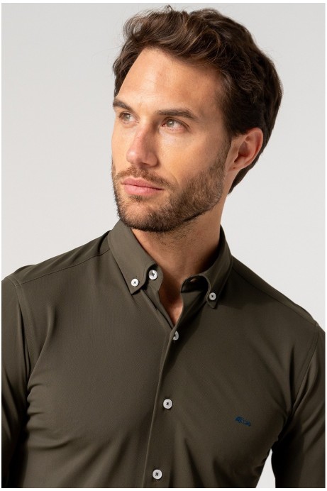 CAMISA BIELÁSTICA REGULAR FIT FALSO LISO CAQUI 2