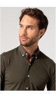 CAMISA BIELÁSTICA REGULAR FIT FALSO LISO CAQUI