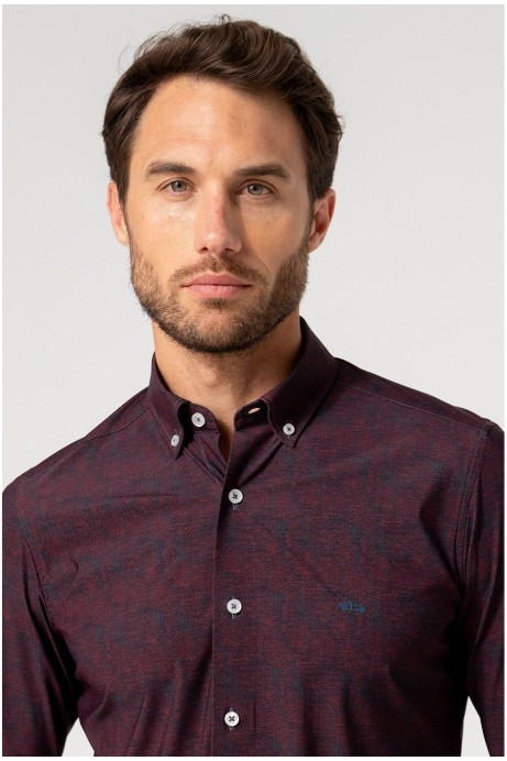 CAMISA REGULAR FIT ESTAMPADA EN GRANATE 2