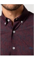 CAMISA REGULAR FIT ESTAMPADA EN GRANATE