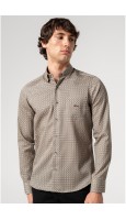 CAMISA HOMBRE CON BOLSILLO ESTAMPADO FONDO MARRÓN