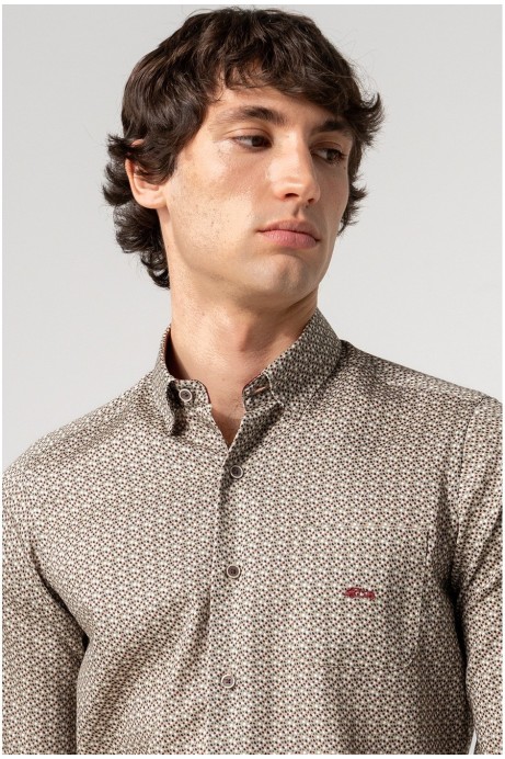 CAMISA HOMBRE CON BOLSILLO ESTAMPADO FONDO MARRÓN 2