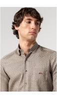 CAMISA HOMBRE CON BOLSILLO ESTAMPADO FONDO MARRÓN