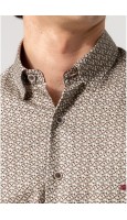 CAMISA HOMBRE CON BOLSILLO ESTAMPADO FONDO MARRÓN