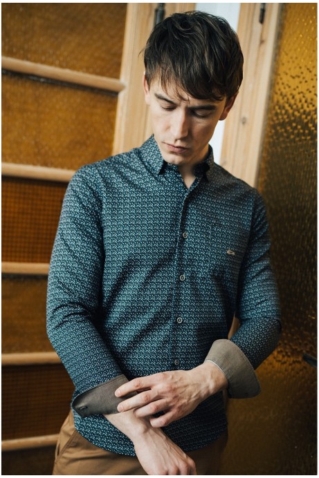 CAMISA HOMBRE ESTAMPADO FONDO MARINO CON BOLSILLO