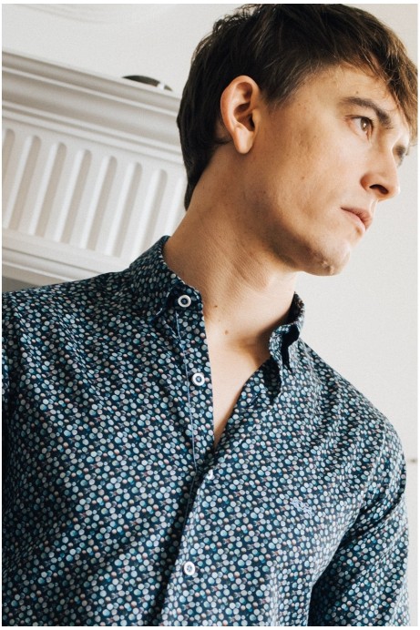 CAMISA HOMBRE ESTAMPADO LUNARES EN MARINO 2