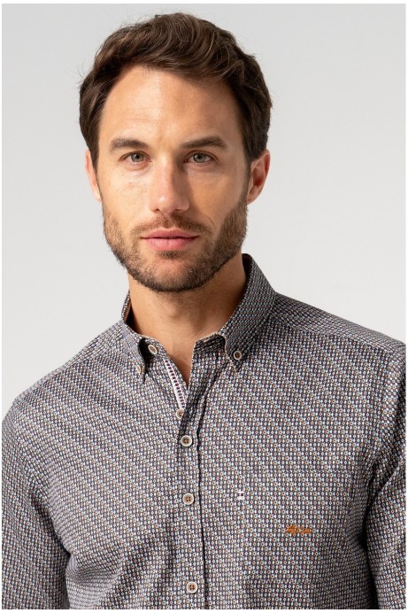 CAMISA CON BOLSILLO ESTAMPADO ROMBOS EN TONOS GRANATES 2