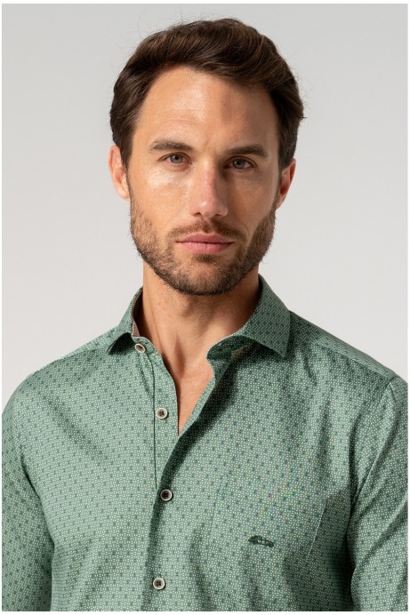 CAMISA ESTAMPADA CON BOLSILLO EN TONO VERDE 2