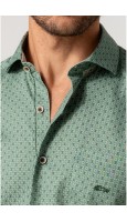 CAMISA ESTAMPADA CON BOLSILLO EN TONO VERDE