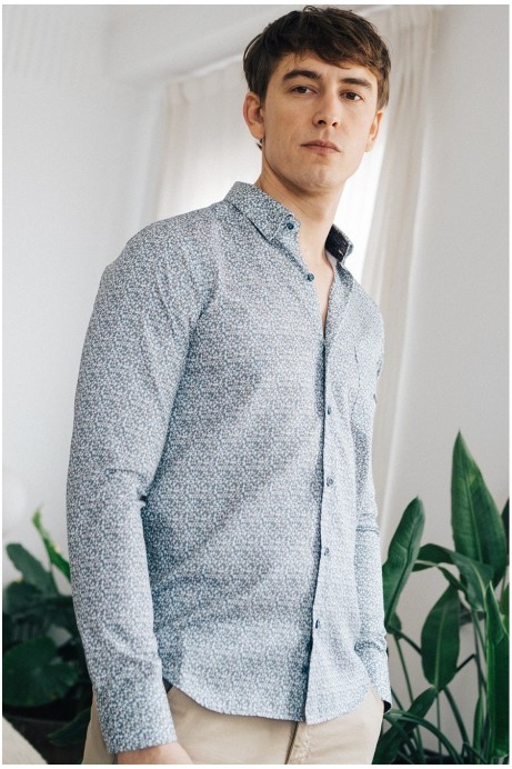 CAMISA ESTAMPADO GEOMÉTRICO GRIS CON BOLSILLO