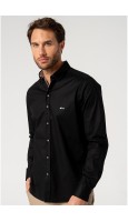 CAMISA SLIM FIT EN LISO NEGRO