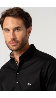 CAMISA SLIM FIT EN LISO NEGRO