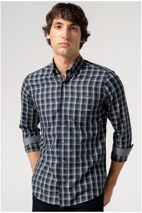 CAMISA CUADROS EN FONDO MARINO CON BOLSILLO