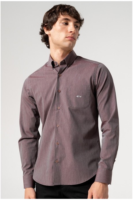 CAMISA LISA HOMBRE EN TONO GRANATE CON BOLSILLO