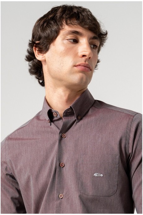 CAMISA LISA HOMBRE EN TONO GRANATE CON BOLSILLO 2