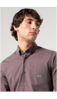 CAMISA LISA HOMBRE EN TONO GRANATE CON BOLSILLO