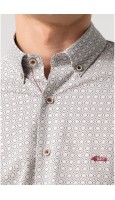 CAMISA ESTMAPADA HOMBRE EN FONDO GRIS