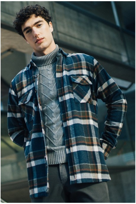 SOBRECAMISA CUADROS AZUL CON BOLSILLOS GRANDES CON SOLAPA