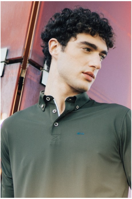 POLO HOMBRE TEJIDO TÉCNICO ULTRAELÁSTICO TONO CAQUI 2