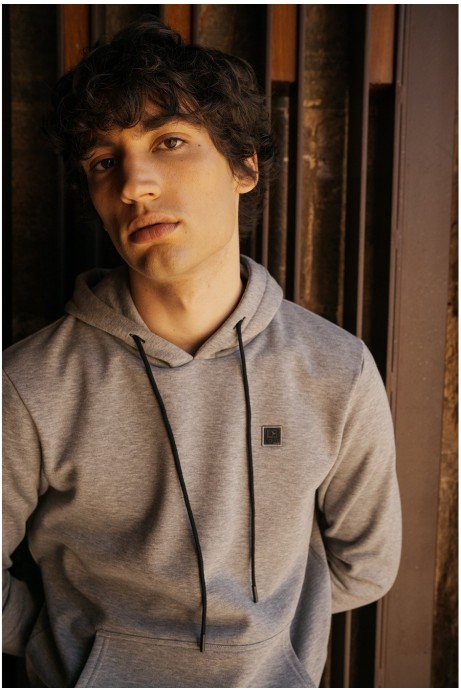 SUDADERA CON CAPUCHA GRIS