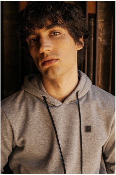 SUDADERA CON CAPUCHA GRIS 2